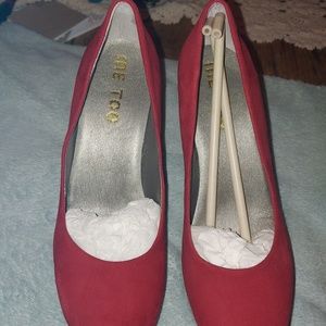 Size 6 RED PLATFORM NEVER WORN!